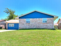 Building Photo - 4 Bedroom/2 Bath home with fenced yard.