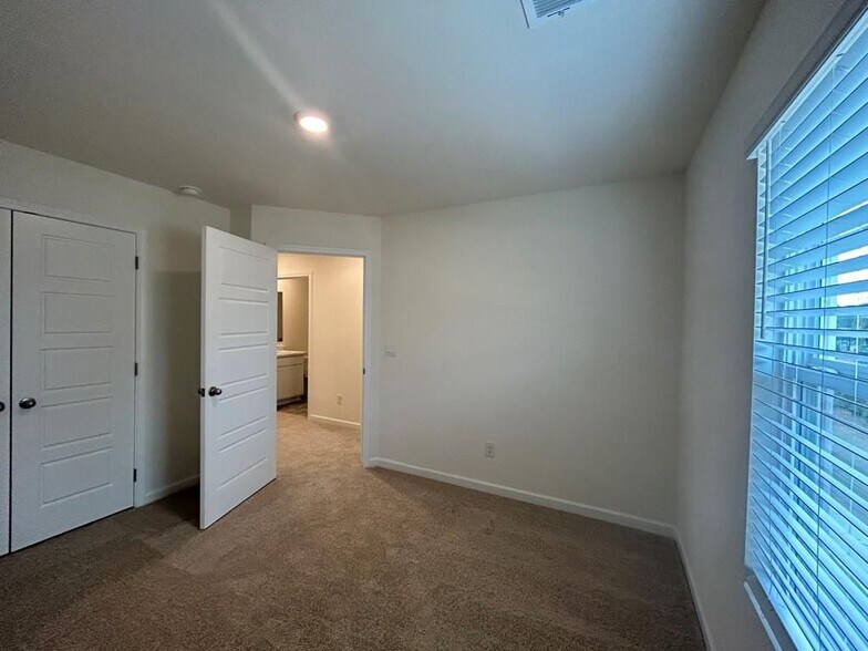 Building Photo - 1253 Cades Walk