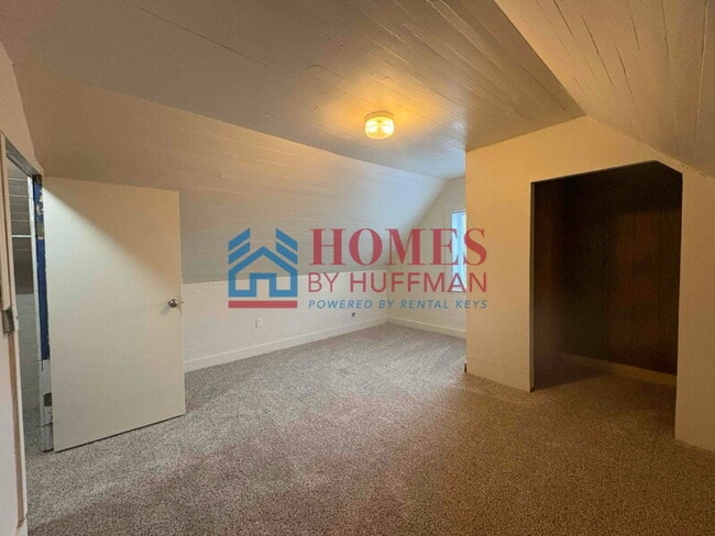 Building Photo - Three Bedroom House | Move In Ready!