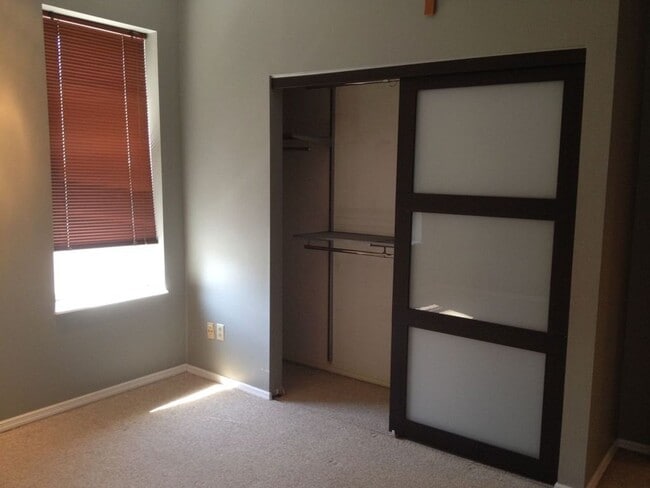 Building Photo - Lovely Apartment - 2 bedroom - 3rd floor