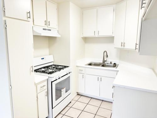 Building Photo - 14805 Magnolia Blvd