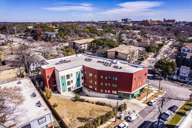 Building Photo - 3000 Duval St