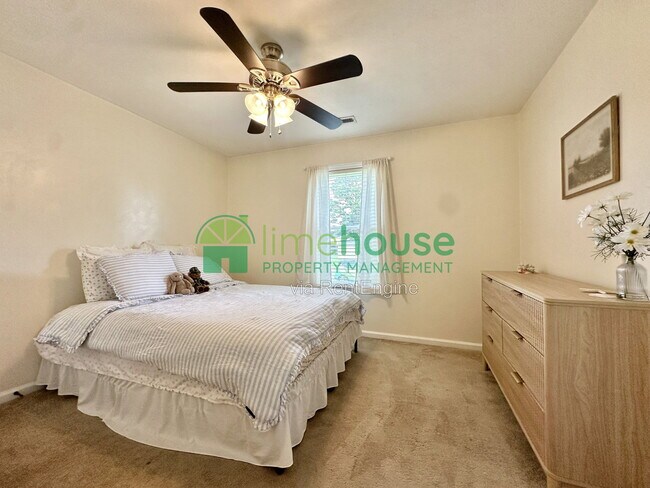 Building Photo - 5 Baywood Ln