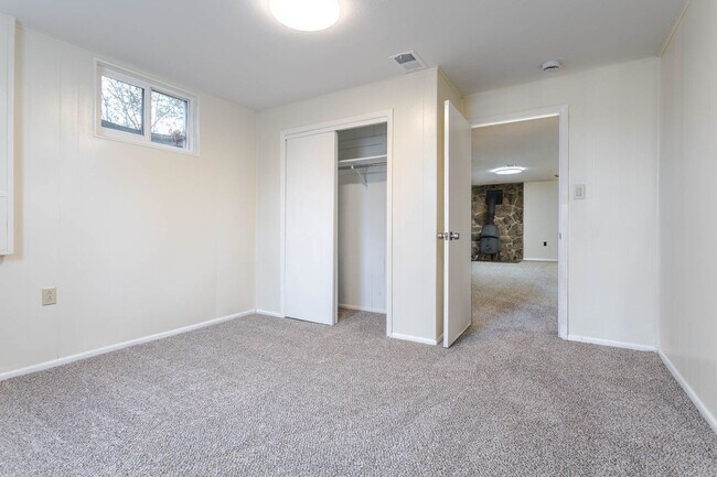 Building Photo - 755 Braun St