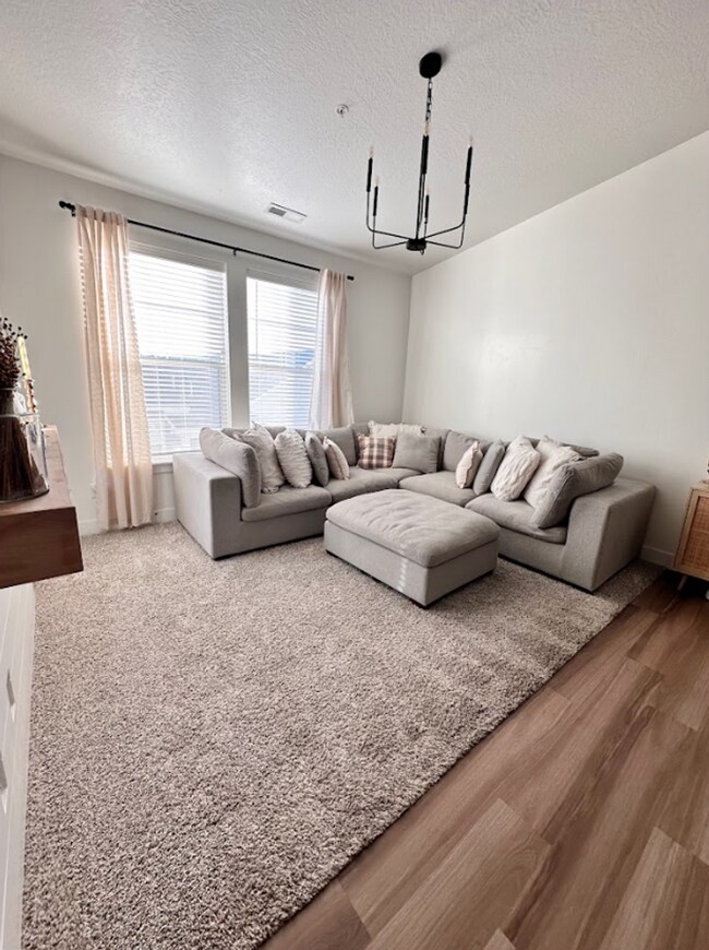 Building Photo - Modern & Spacious 3-Bed, 2-Bath in Saratog...