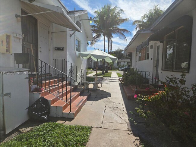 Building Photo - 1825 Lincoln St