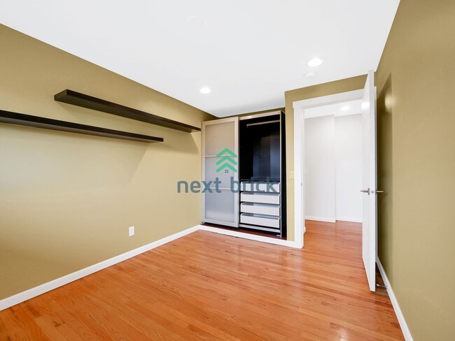 Building Photo - 3 Bed and 3 Bath Beacon Hill Single-family...