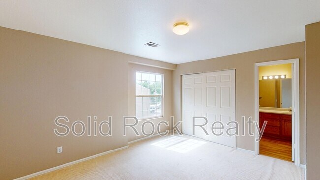 Building Photo - 4920 Universal Heights