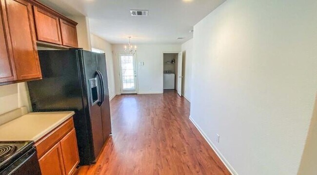 Building Photo - 915 Alamo Plaza Dr
