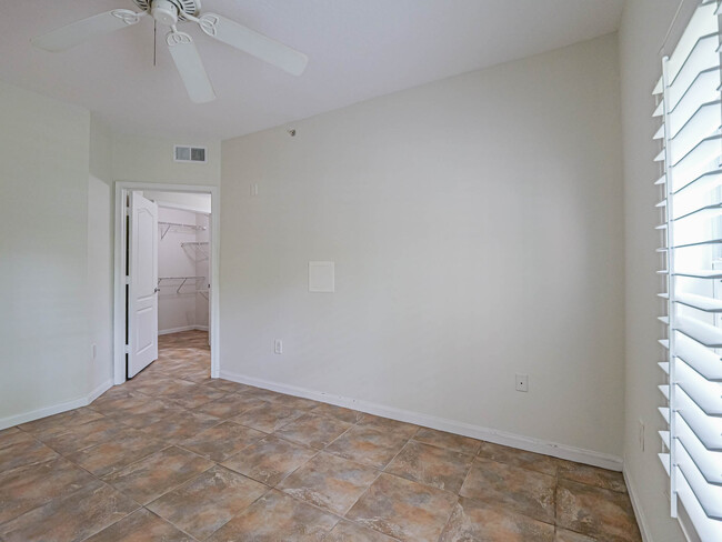 Building Photo - 5060 Fairways Cir