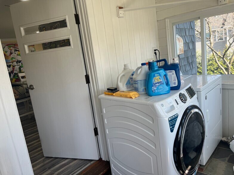 Building Photo - 94 Oakwood Ave