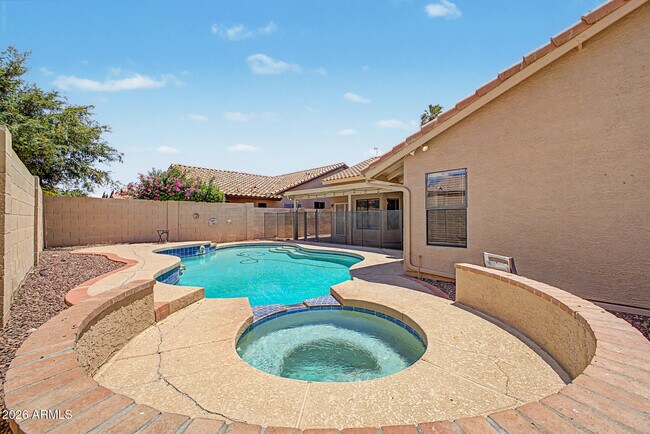 Building Photo - 3103 N Meadow Ln