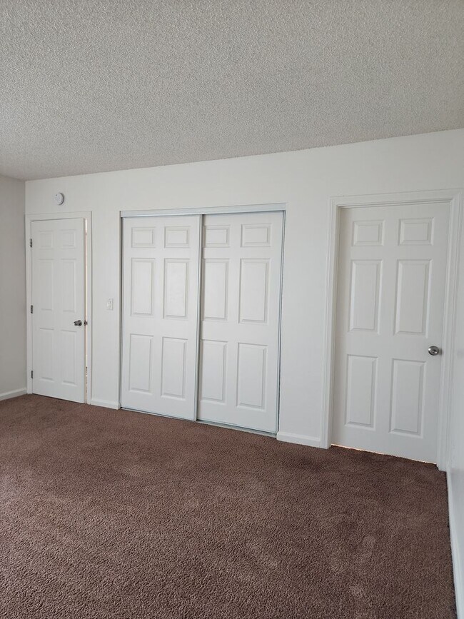 Building Photo - 3 bed, 2 bath