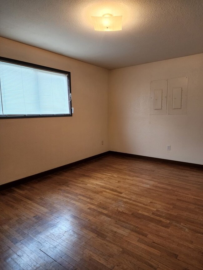 Building Photo - 6117 Community Pl SW