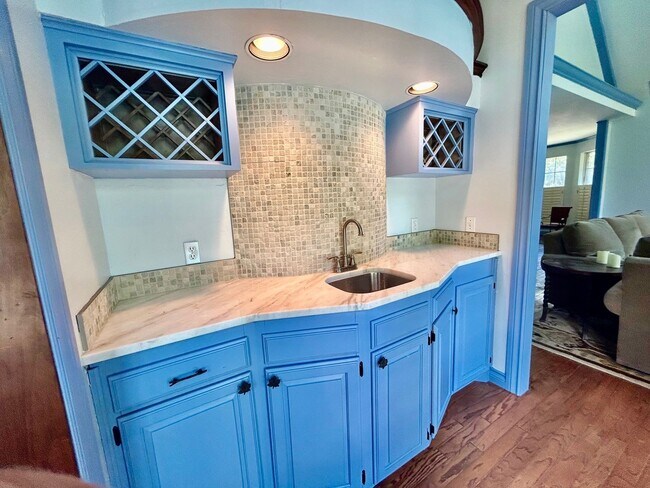 Building Photo - Oak Tree with a pool!!