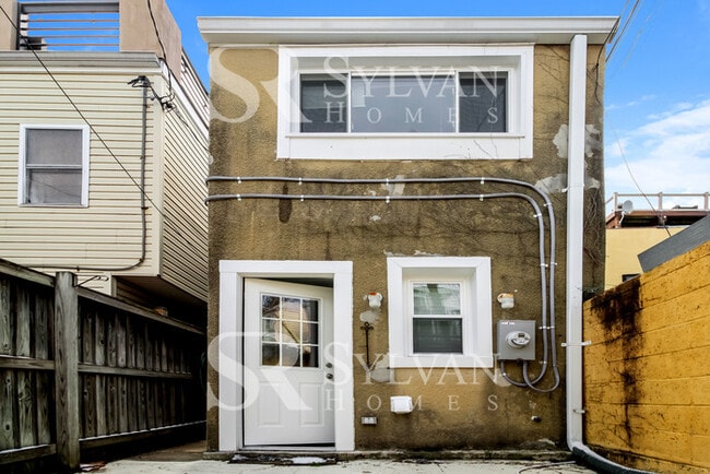 Building Photo - Enjoy living the good life in this 2 bedroom, 1.5 bathroom townhome