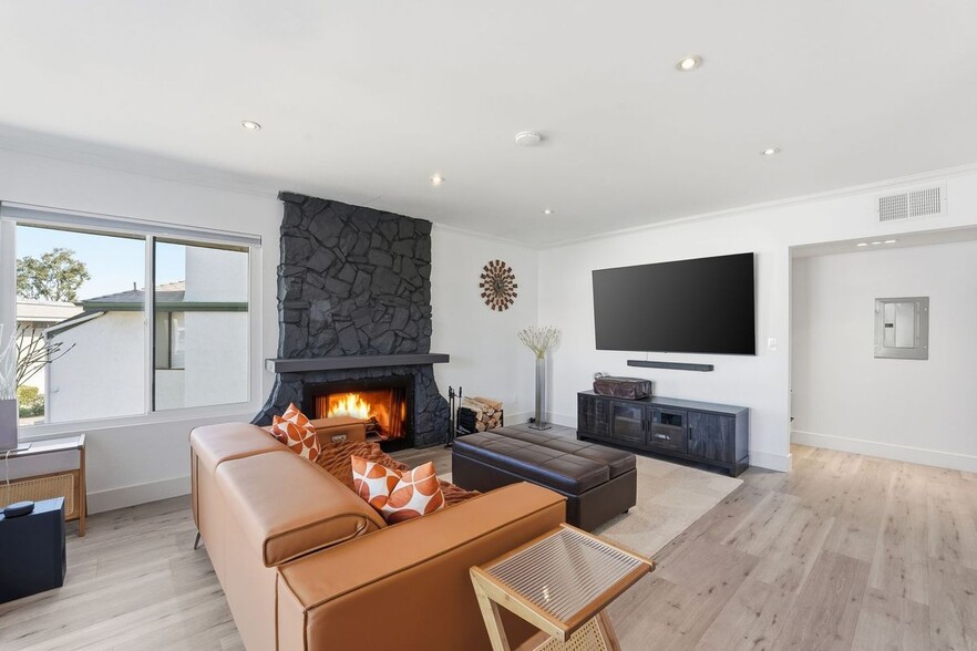 Building Photo - 450 W Vermont Ave