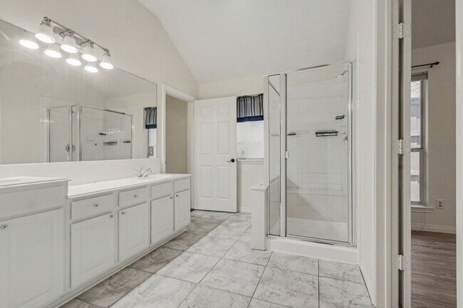 Building Photo - 1707 Briarhollow Dr