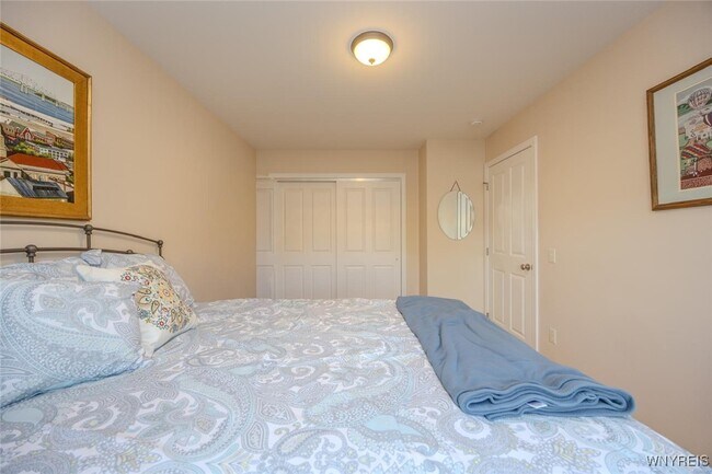 Building Photo - 105 Pine St