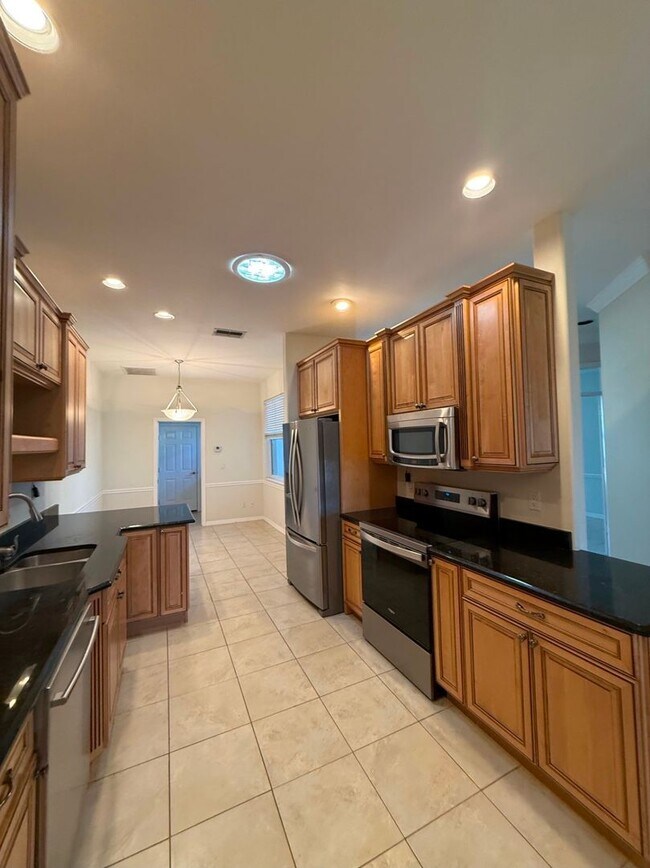 Building Photo - Spacious 2+Den Villa in Desirable Gateway Greens