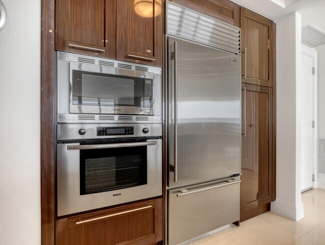 Building Photo - 2700 N Ocean Dr