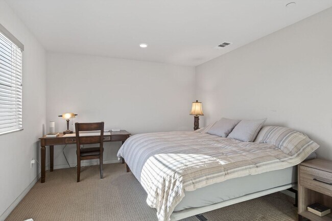 Building Photo - 3-Bed + 3.5-Bath Townhouse | Springville | Camarillo | Unfurnished