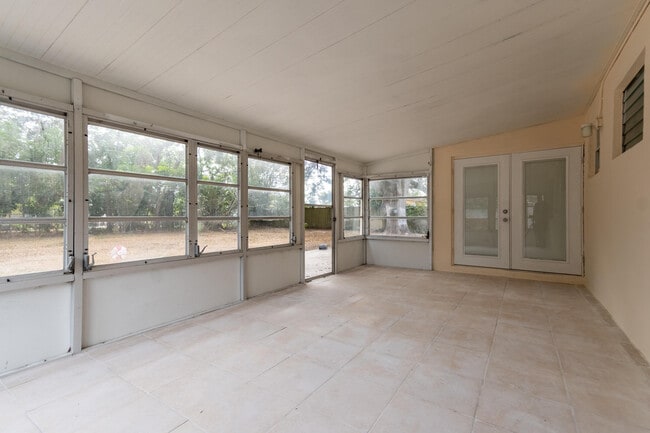 Building Photo - 170 SE Serenata Ct