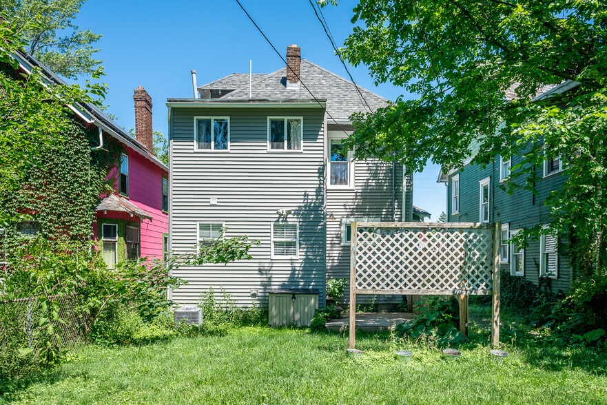 Exterior - Backyard - 2435 Summit St