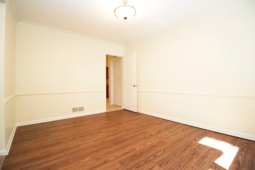 Building Photo - 2545 Amara Dr