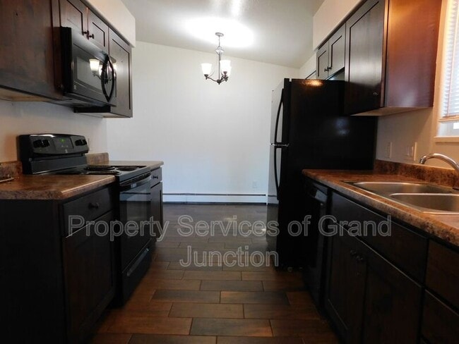 Building Photo - 3045 1/2 Stoneybrook Lane