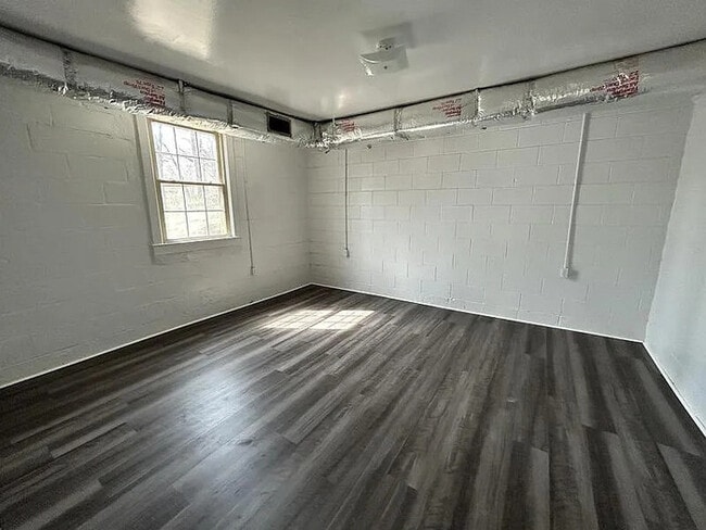 Building Photo - 4 Bedroom 2 Bathroom