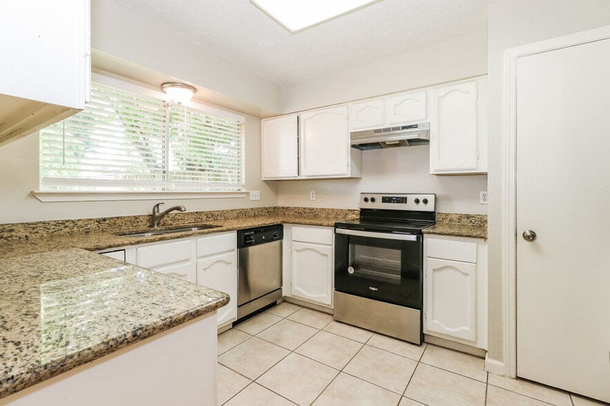 Building Photo - 11711 Spruce Mountain Dr