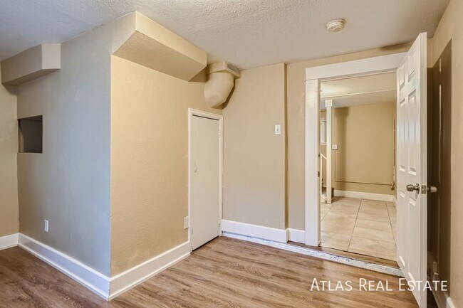 Building Photo - Beautifully Updated 2 Bedroom, 1 Bathroom!...