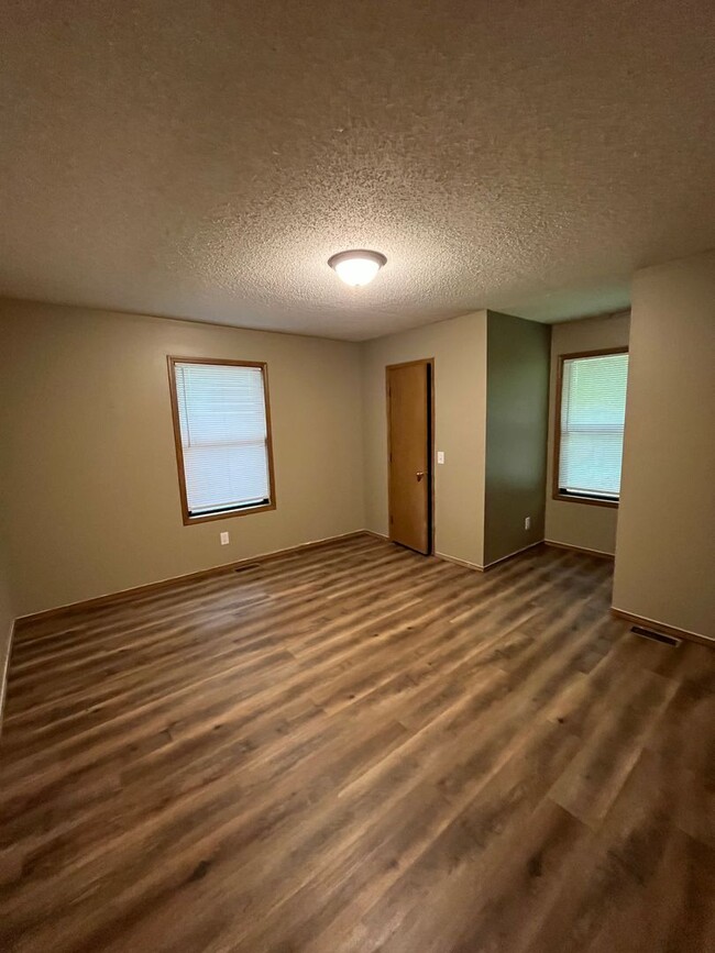 Building Photo - Updated 2 bed 1 bath with garage!