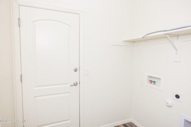 Building Photo - 1385 Warbler Wy