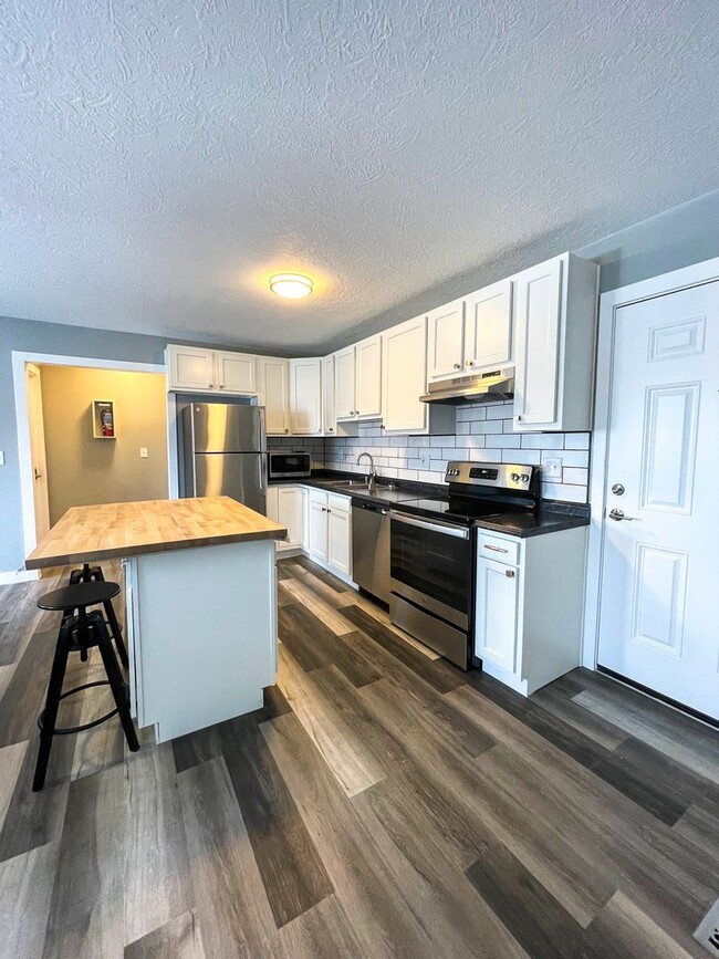 Building Photo - BACK-TO-SCHOOL SPECIAL!  Move in with just a $500 Security Deposit! Private Furnished Bedroom Acr...