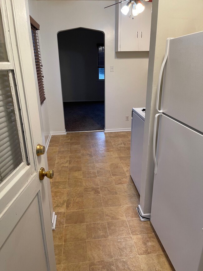 Building Photo - 313 Bond St