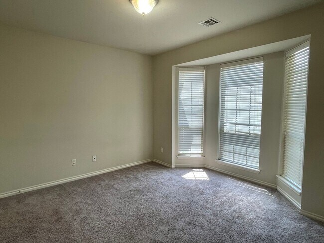 Building Photo - Great 3 Bed 2 Bath in a Gated Neighborhood!!