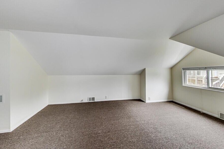 Building Photo - 1521 W Nelson St