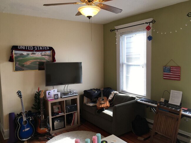 Building Photo - Bright 1BR in East Rock | Gas & Hot Water Included | Steps from Yale & Trails