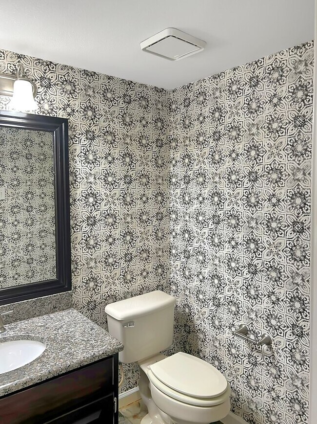 Building Photo - 2-Bed, 2-Bath Townhome with Flexible Floor...