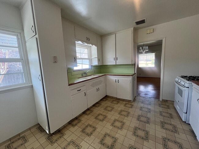 Building Photo - 1542 Alameda St