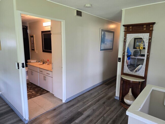 Building Photo - Central, 4 Parking Available, Furnished or...