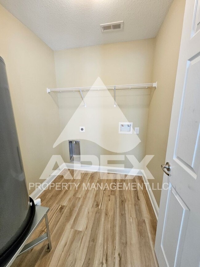 Building Photo - AVALON TOWNHOMES – LIKE NEW - 2 Bd/2.5 Ba Townhome off Topside Road with convenient access to Mar...