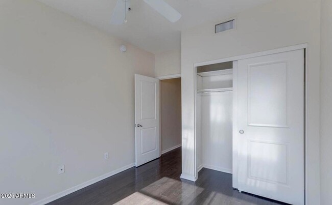 Building Photo - 525 W Lakeside Dr