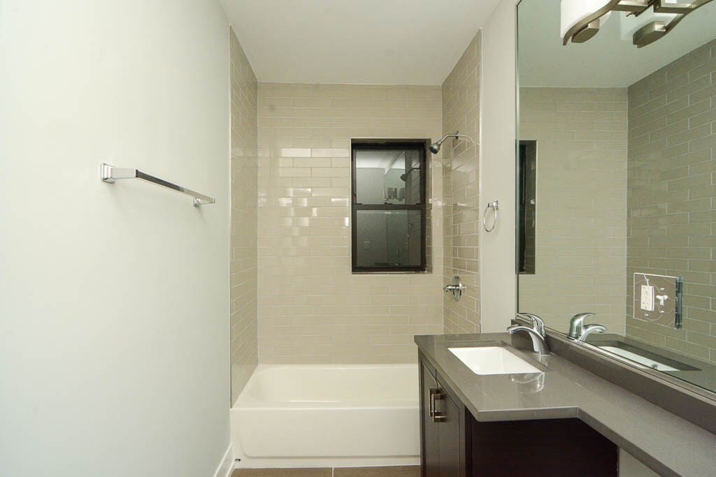 Building Photo - 722 W Brompton