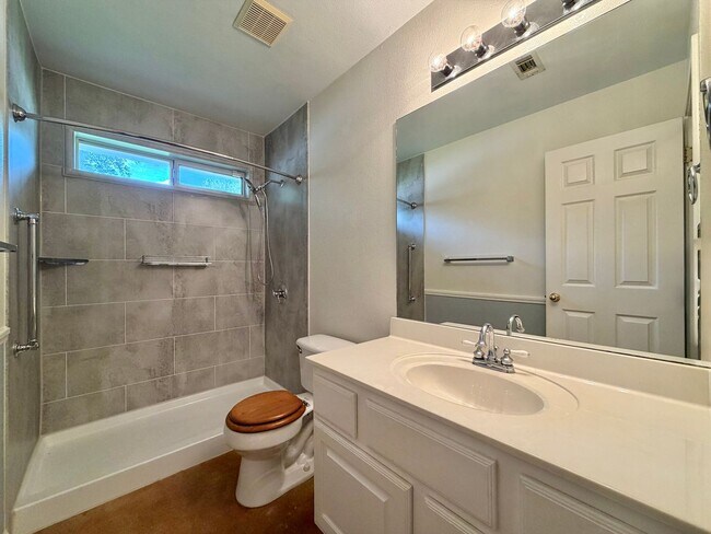 Building Photo - 14900 Doria Dr