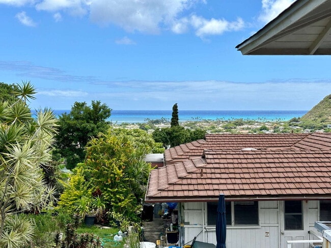 Building Photo - Renovated 3BR/2BA Home with Ocean Views – Aina Haina