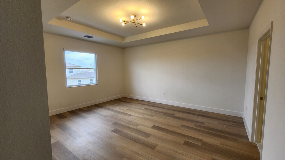Building Photo - 2470 SE 23rd Ter