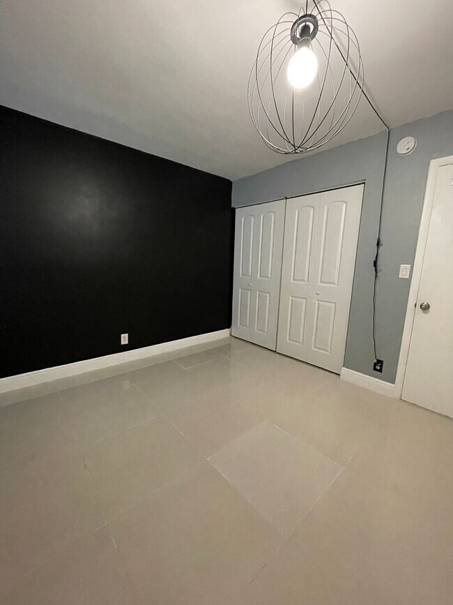 Building Photo - Charming Apartment in Fort Lauderdale